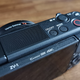 La rejilla que oculta los tres micrófonos intregrados de la Sony ZV1